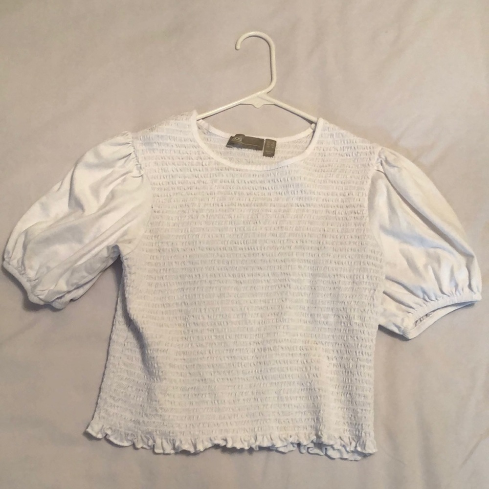 White crop top with puff sleeves